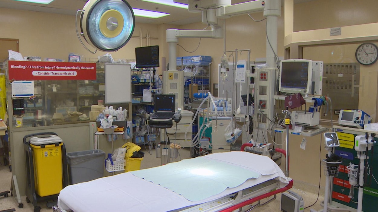 Un lit dans la salle de traumatologie.