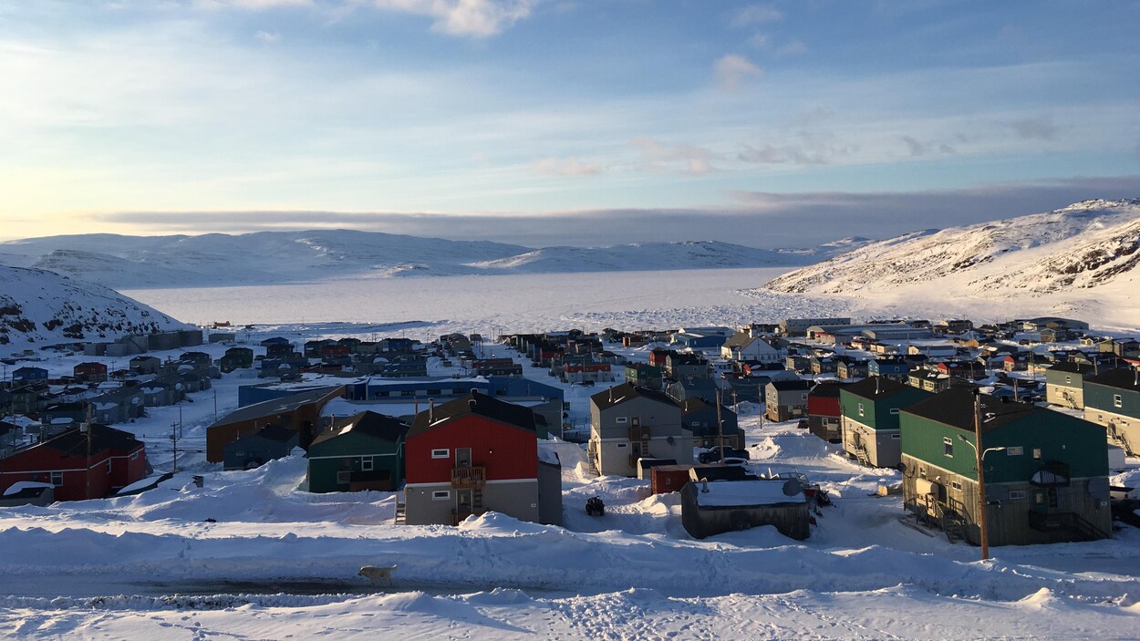 Des maisons sur pilotis à Salluit, au Nunavik