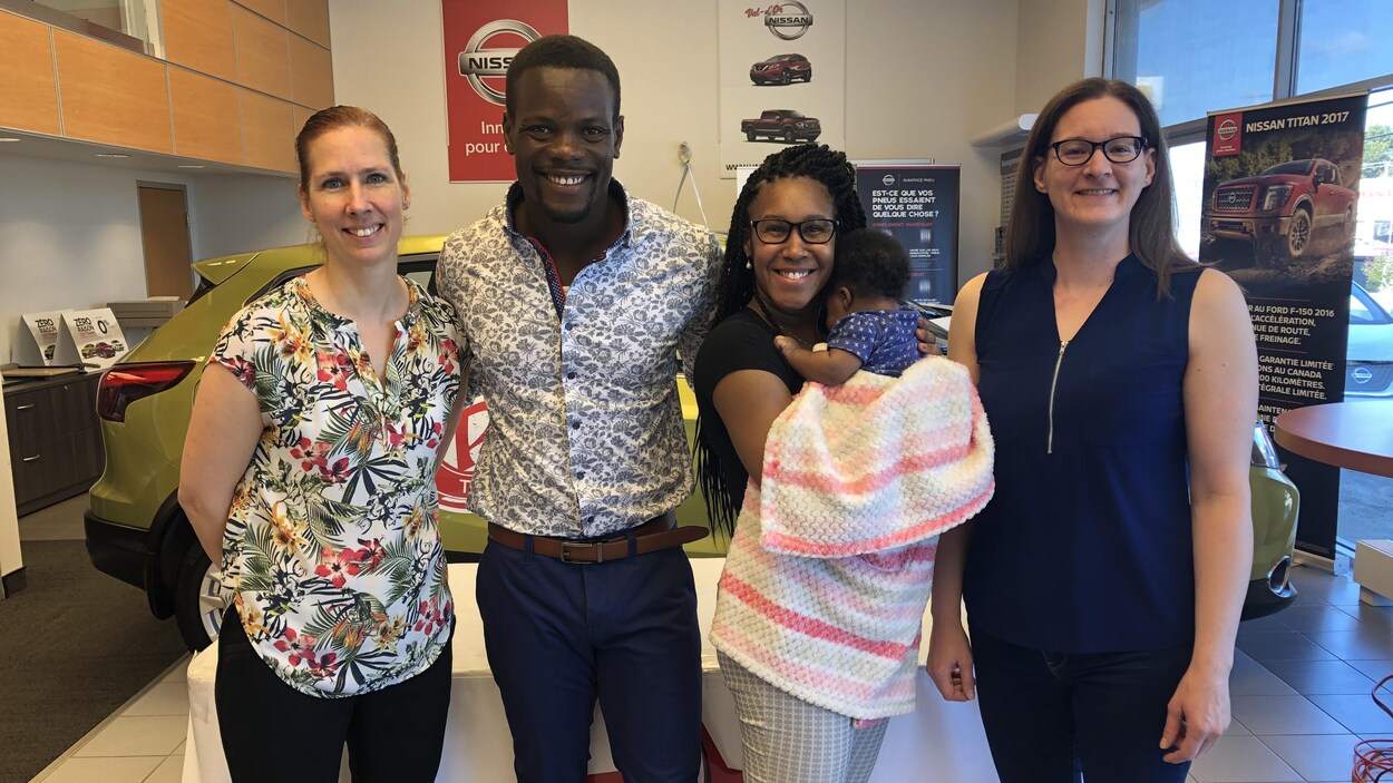 Trois femmes et un homme sourient à la caméra après un point de presse.