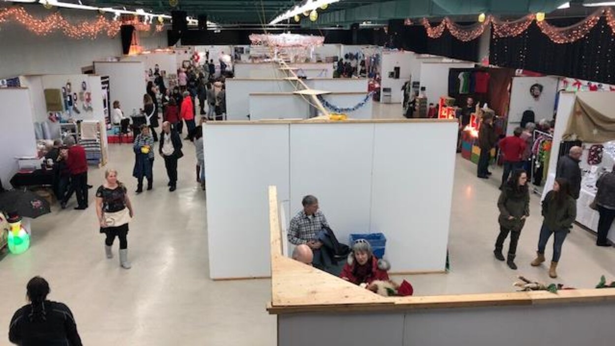 Exposants et visiteurs dans un salon Exposants et visiteurs dans un salon