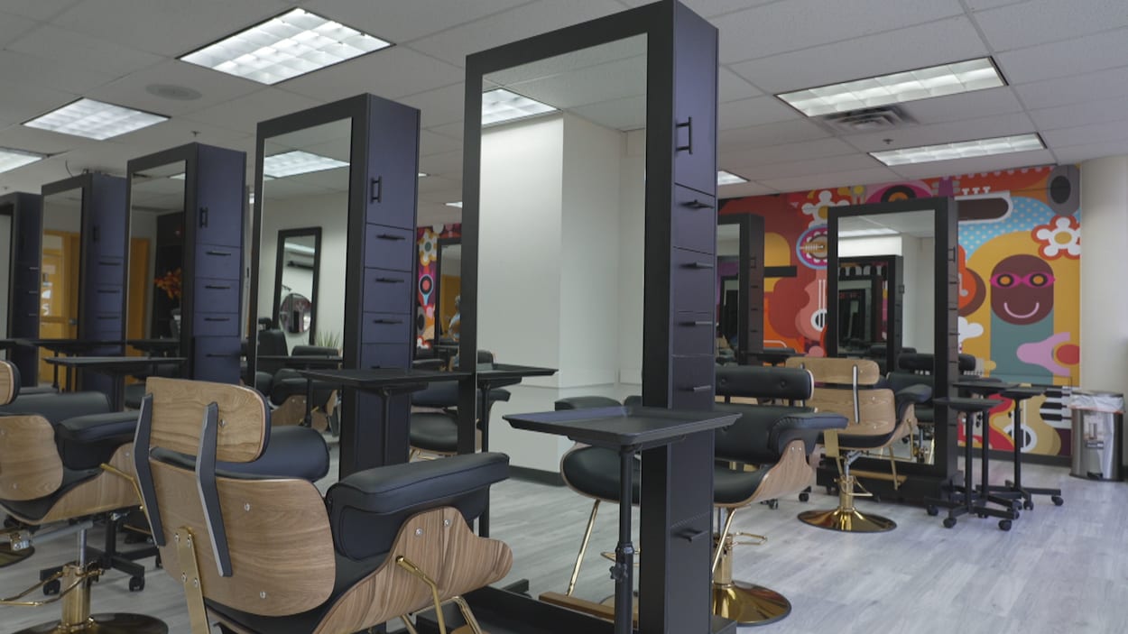 Un salon de formation en coiffure bilingue inauguré à Edmonton