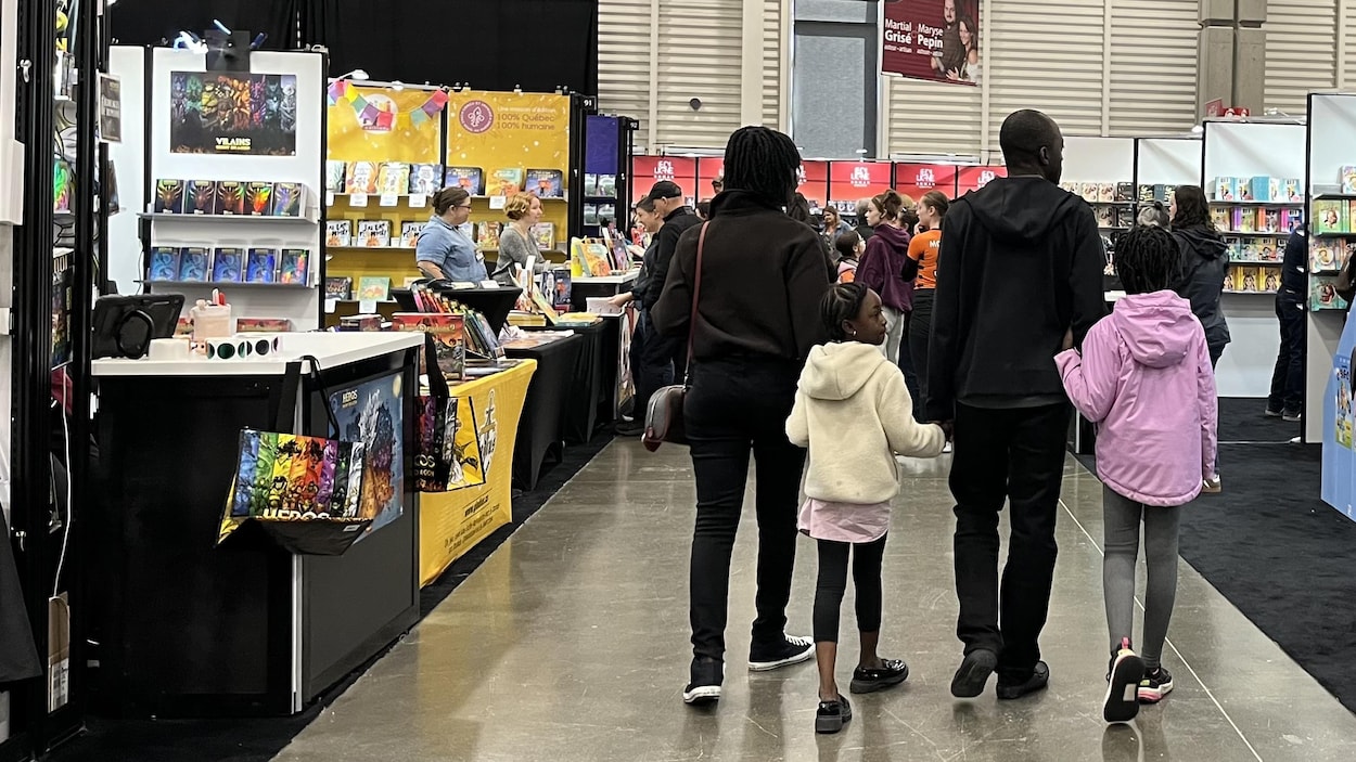 Le « monsieur qui donne des livres » fait le bonheur d’adolescents au Salon du livre