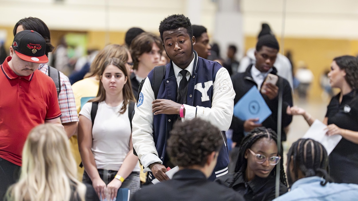 « Découragés » : plus de 50 000 jeunes postulent pour un emploi saisonnier à Toronto