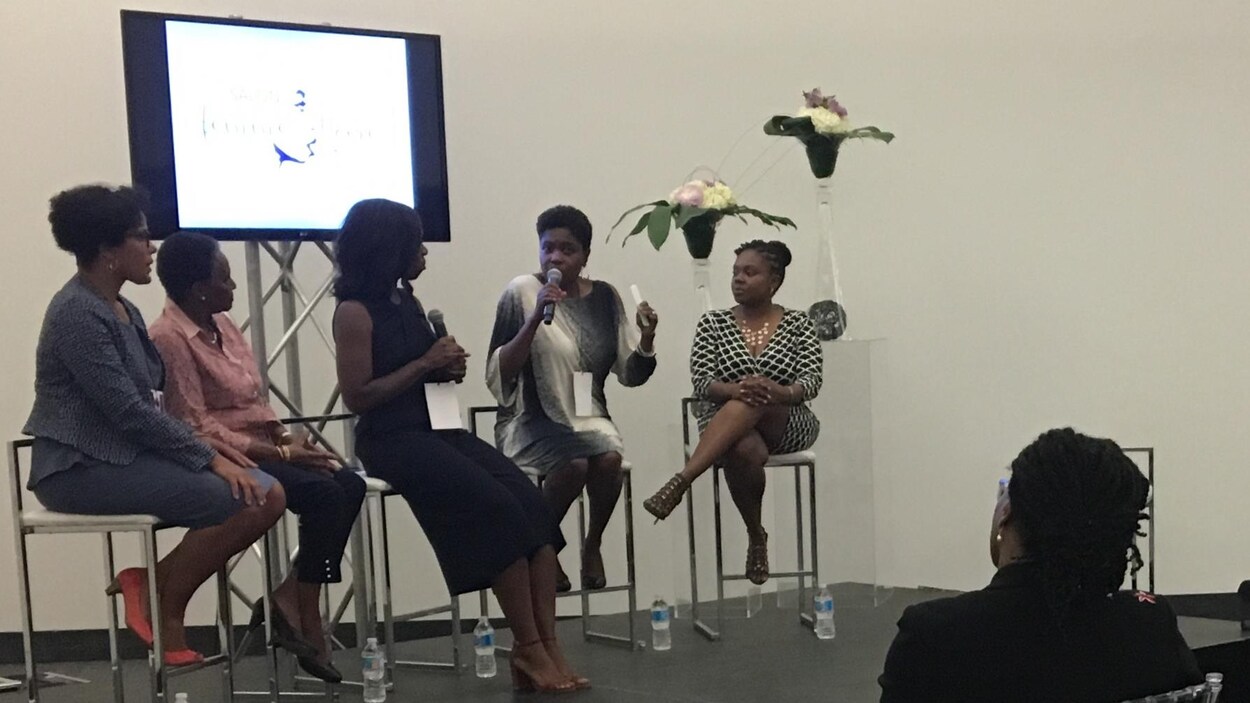Des participantes lors d'une discussion entre femmes noires.