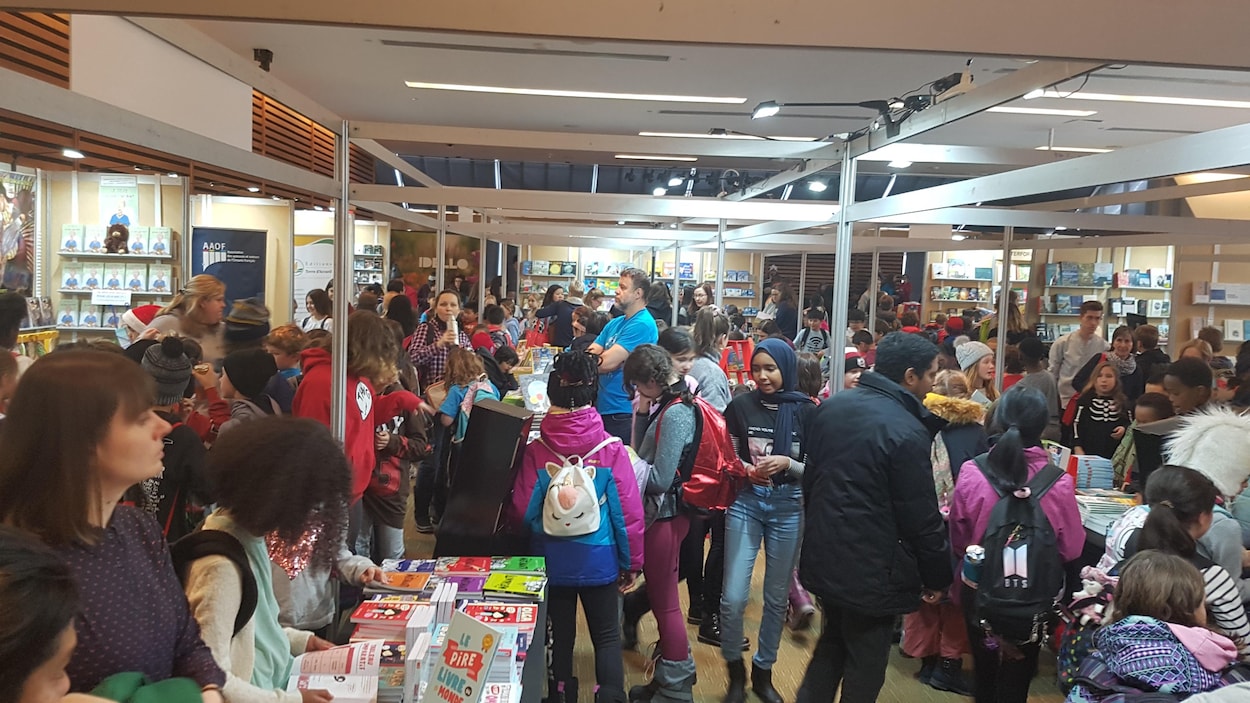 Une foule de jeunes et quelques adultes au salon du livre de Toronto.
