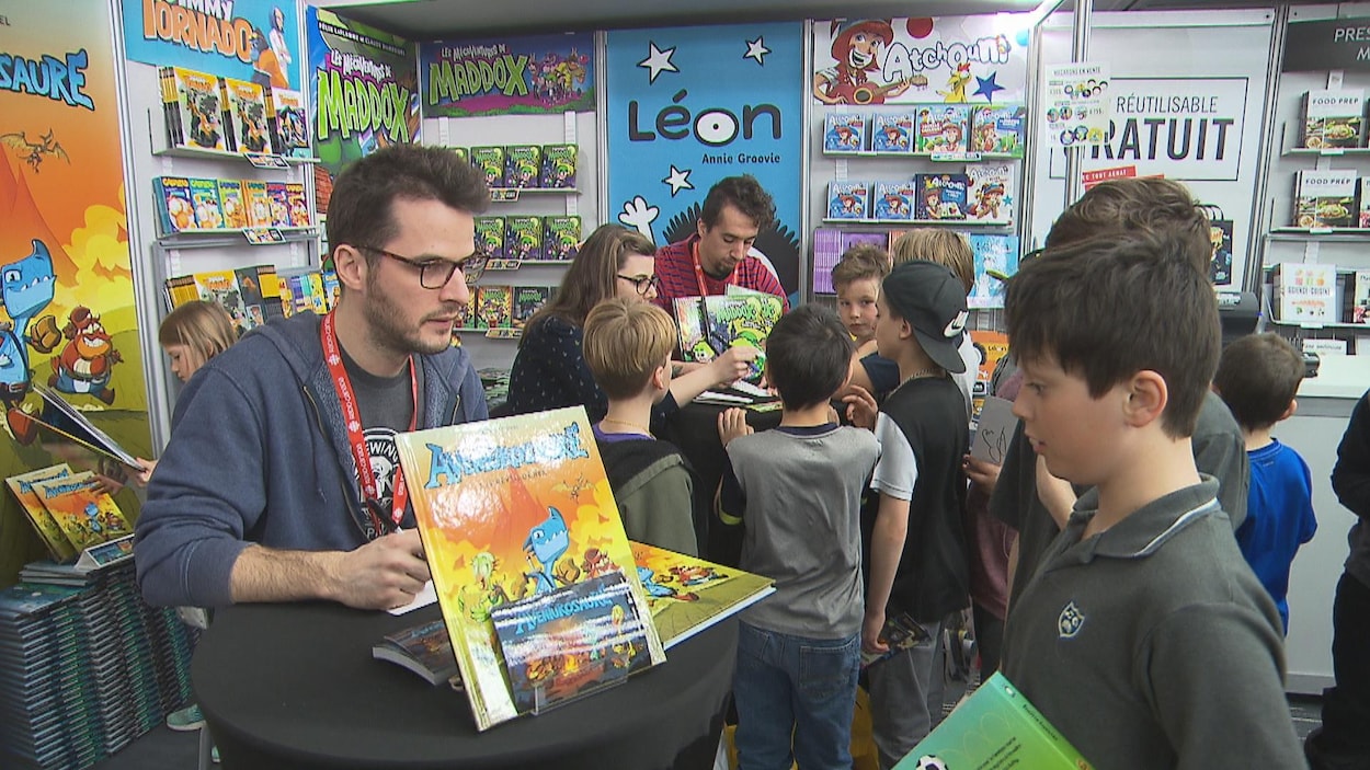 Des enfants rencontrent des auteurs au Salon du livre de Trois-Rivières.