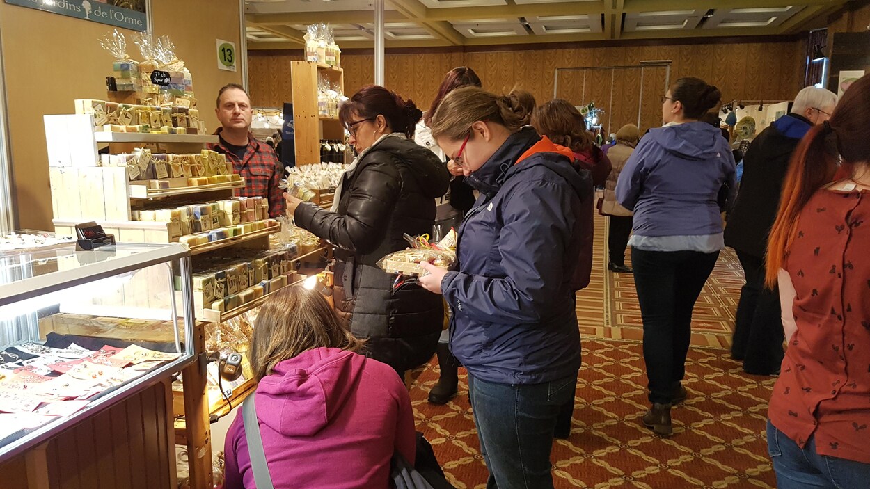 Les visiteurs en profitent pour acheter des cadeaux de Noël.