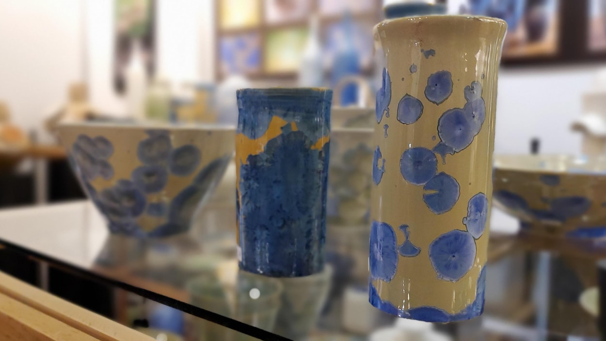 Des vases et un bol en céramique posés sur une tablette.
