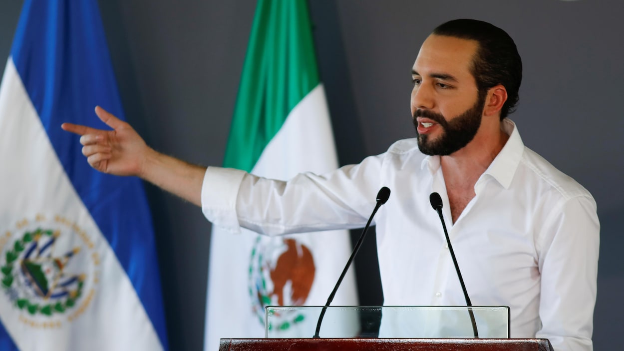 Le président du Salvador s'exprime devant un auditoire.