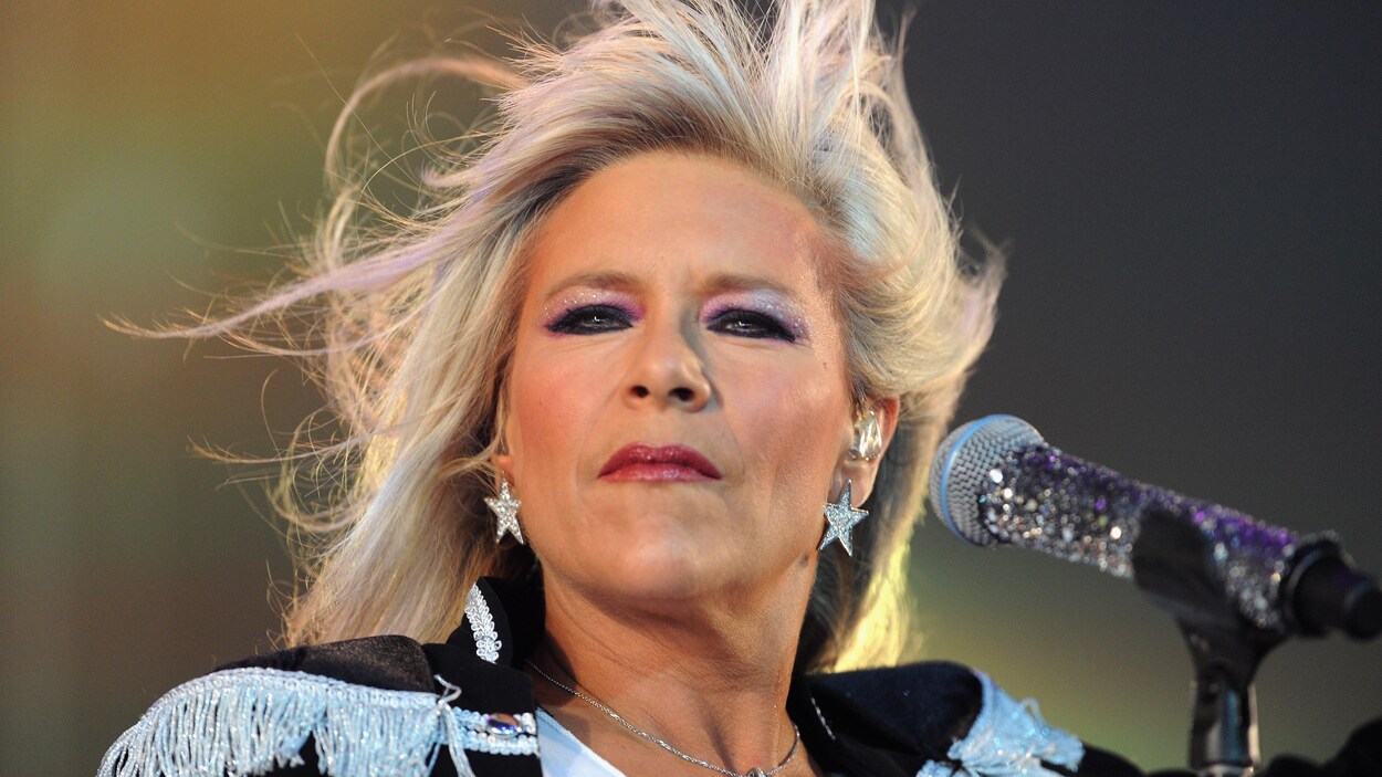 La chanteuse Samantha Fox est devant un micro, lors d'un concert en 2014.