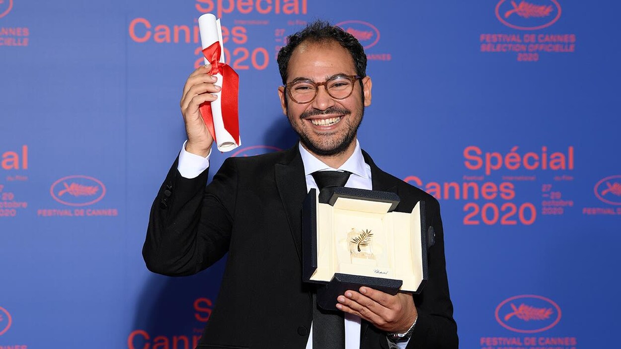 Un homme tient dans ses mains la Palme d'Or, décernée au Festival de Cannes 2020.