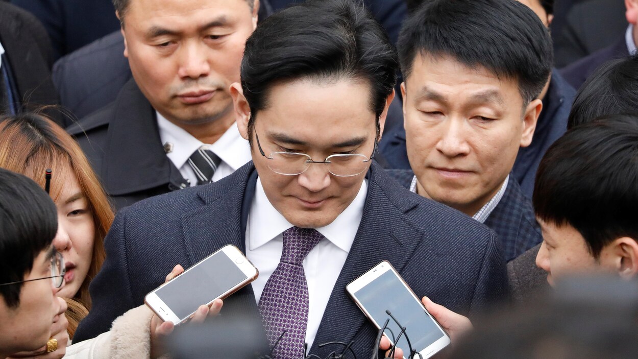 Le patron du groupe Samsung, Jay Y. Lee, à sa sortie du tribunal de Séoul le 18 janvier 2017. Le patron du groupe Samsung, Jay Y. Lee, à sa sortie du tribunal de Séoul le 18 janvier 2017.