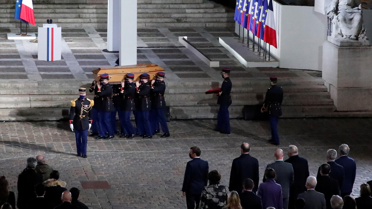 Professeur Decapite En France Hommage National Et Legion D Honneur Radio Canada Ca