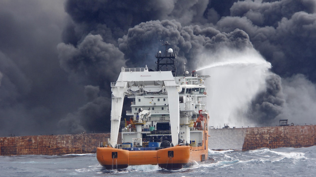 Une équipe de secours tente d'éteindre le feu qui consume lentement le pétrolier iranien Sanchi, au large des côtes chinoises, avant que le navire ne sombre en pleine mer. Une équipe de secours tente d'éteindre le feu qui consume lentement le pétrolier iranien Sanchi, au large des côtes chinoises, avant que le navire ne sombre en pleine mer.
