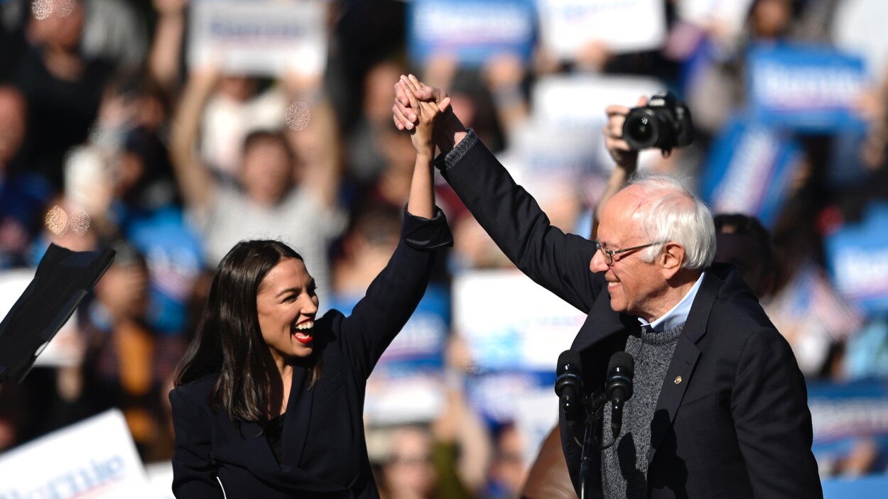 Le sénateur démocrate Bernie Sanders avec la représentante Alexandria Ocasio-Cortez à New York.