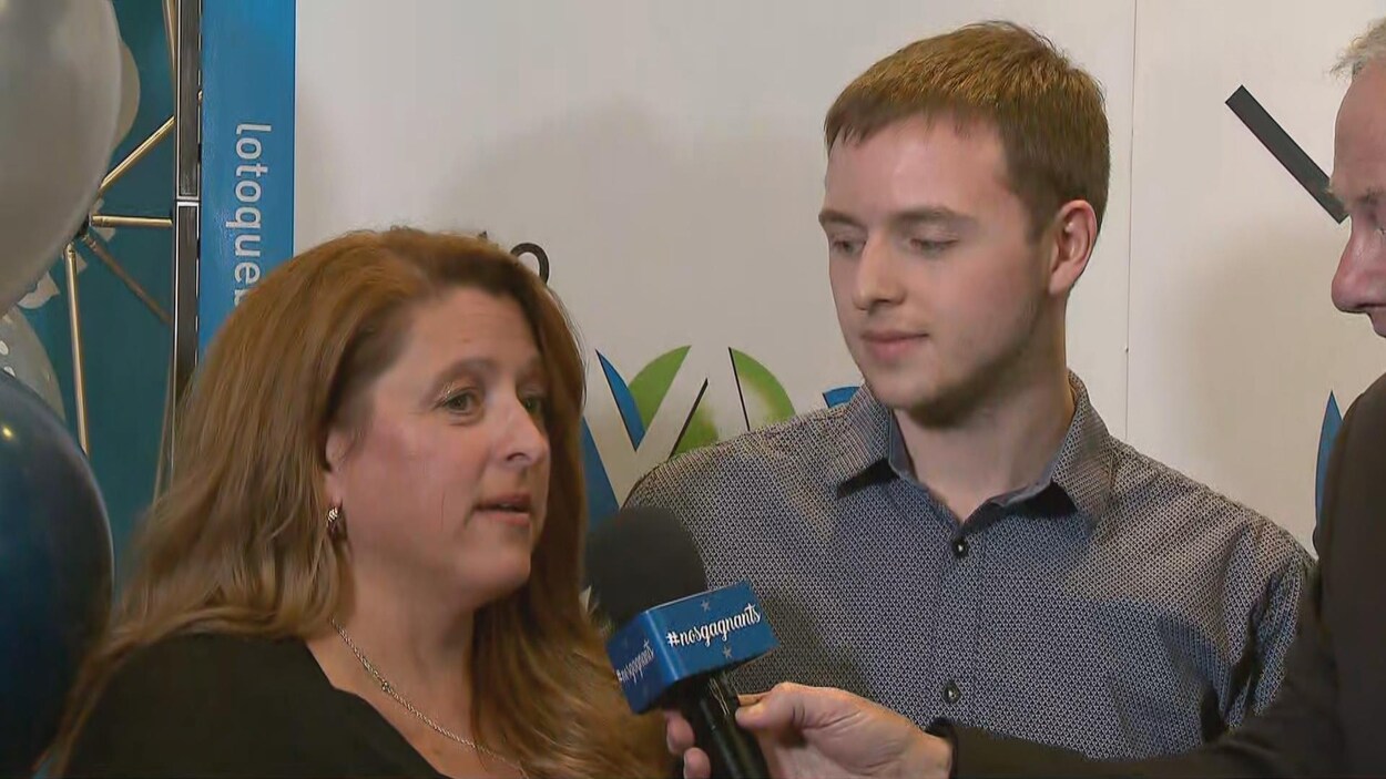 Sandra Julien en entrevue aux côtés de son fils lors du dévoilement des gagnants. 