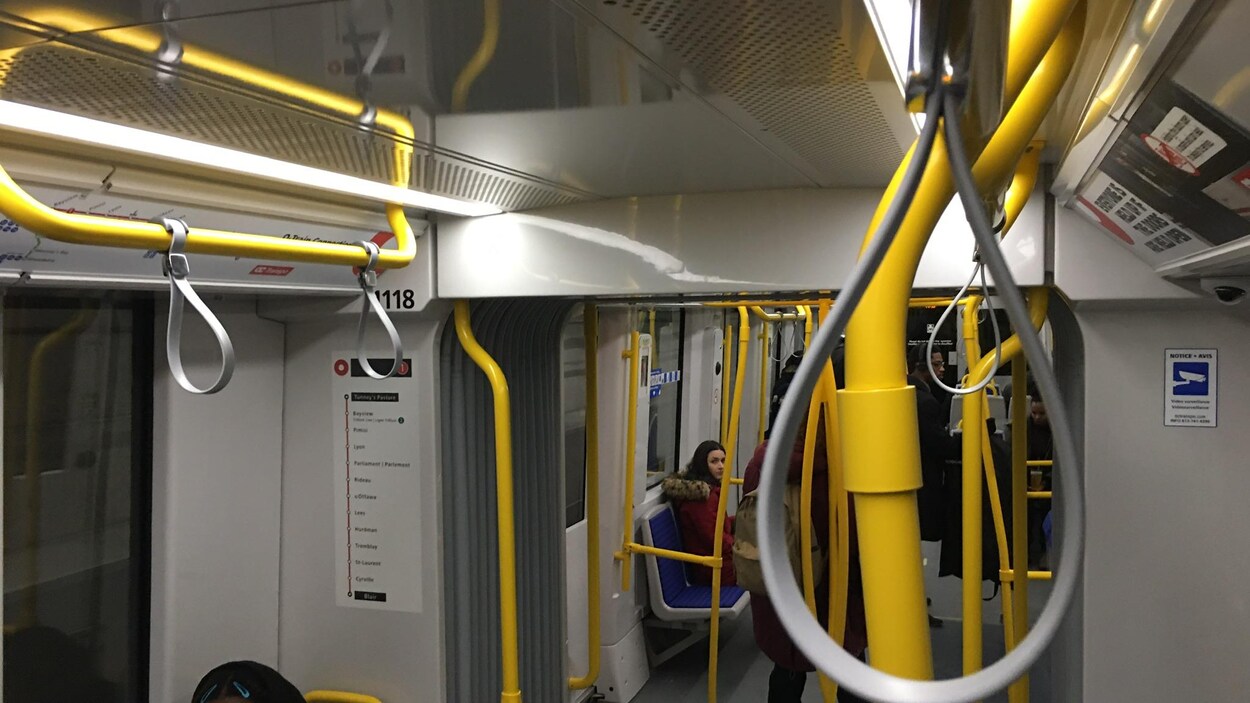 Une courroie de sécurité dans le train léger.