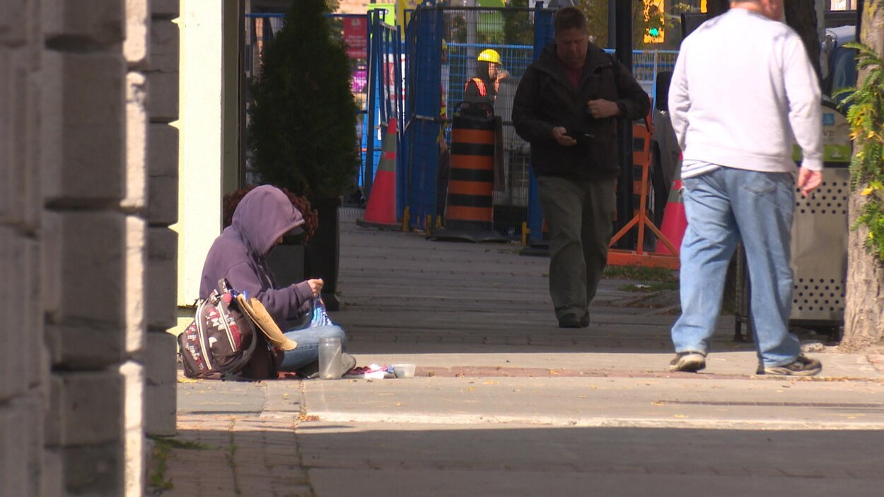 Un sans-abri sur le trottoir Un sans-abri sur le trottoir
