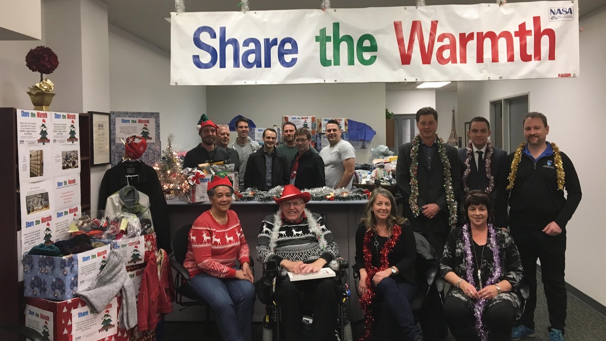 Les membres et associés de la campagne Share the Warmth à Edmonton.