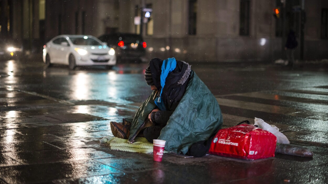 Un sans-abri au centre-ville de Toronto