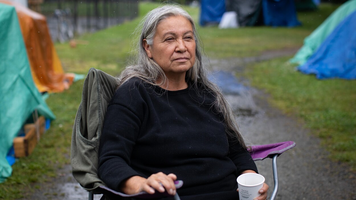 Une habitante du campement installé dans le parc Strathcona, à Vancouver.