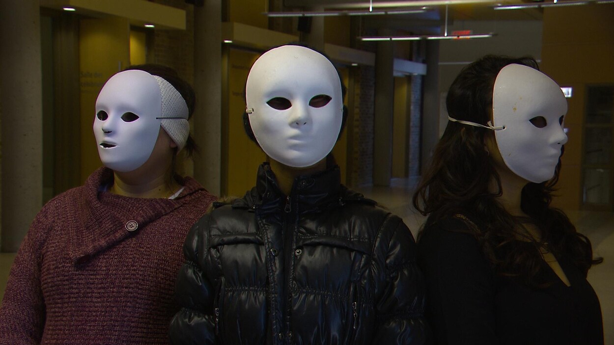 Une femme sans-papiers, une autre qui l'a été et une troisième dont l'ex-copain est devenu illégal après la perte de son statut, qui portent un masque blanc dans le cadre d'un reportage de Radio-Canada