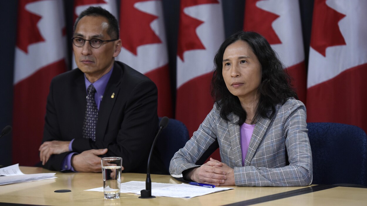 Theresa Tam et Howard Njoo lors d'une conférence de presse à Ottawa.
