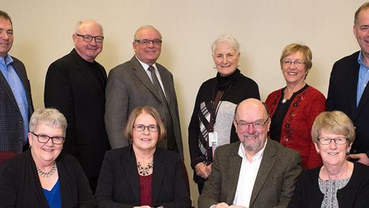 Photo de 10 des 11 membres du Conseil d'administration de Santé Î.-P.-É. dans un bureau.