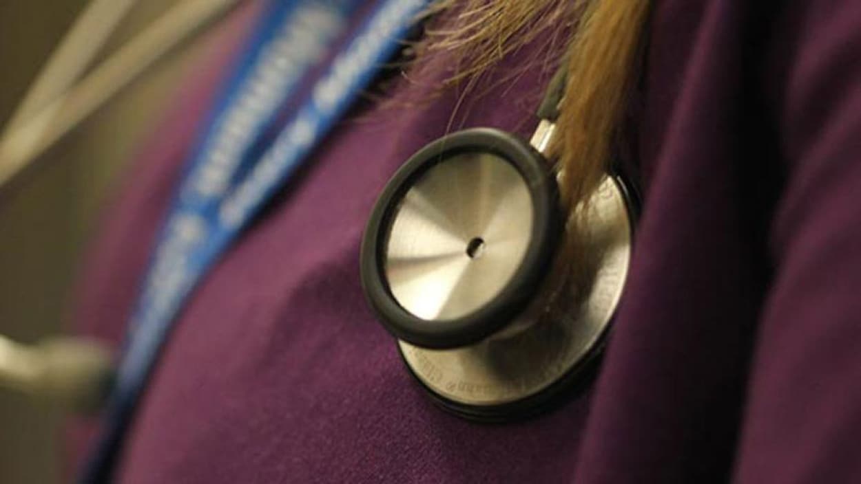 Un stéthoscope sur la poitrine d'une femme qui porte un uniforme.