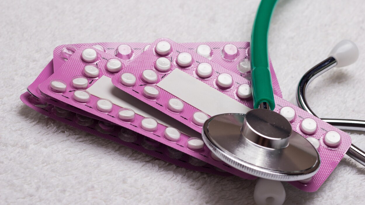Tablettes de pilules contraceptives avec un stéthoscope posé dessus.