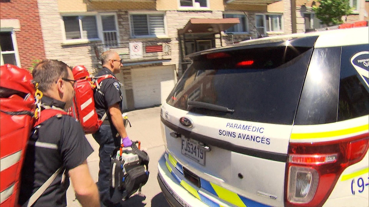Deux ambulanciers paramédicaux en soins avancés.