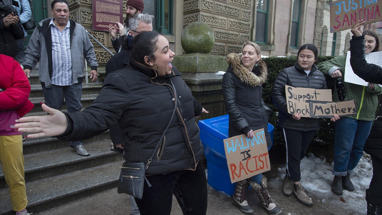 Plusieurs manifestants se sont rassemblés devant le tribunal provincial d'Halifax mercredi pour soutenir Santina Rao dans sa cause.