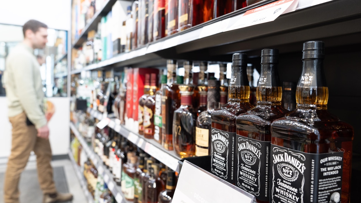 L’Alberta suspend les frais d’entreposage de vendeurs d’alcool américain