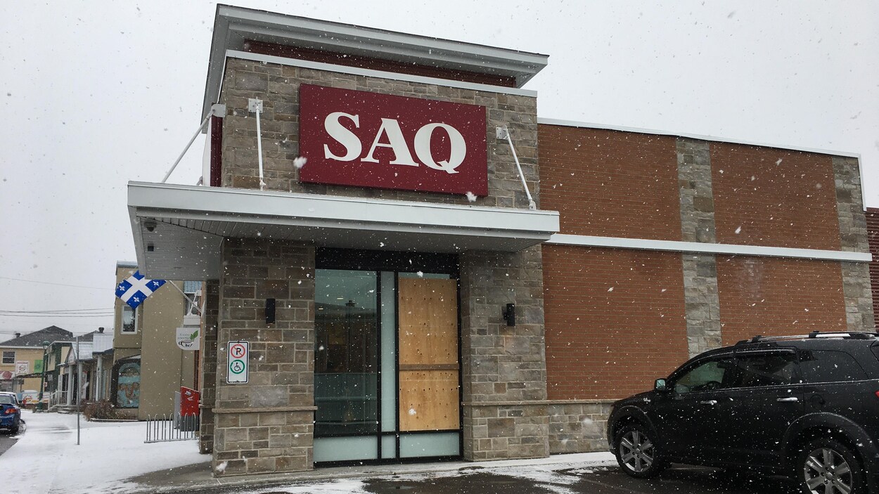 Une vitre d'une succursale de la Société des alcools du Québec a été brisée et elle a été remplacée par un panneau de contreplaqué.