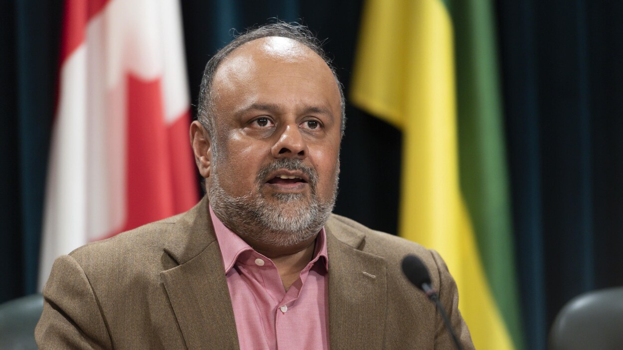 Le Dr Saqib Shahab en conférence de presse.