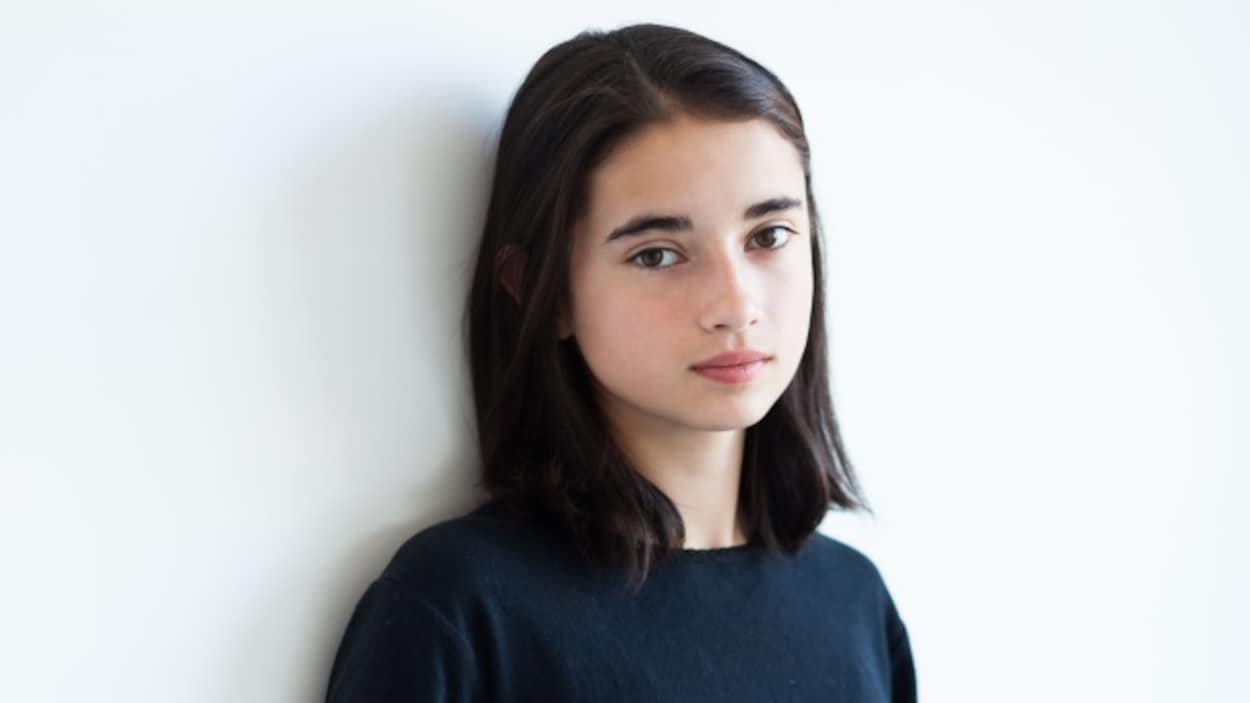 Sara Montpetit porte un chandail noir et un jean.