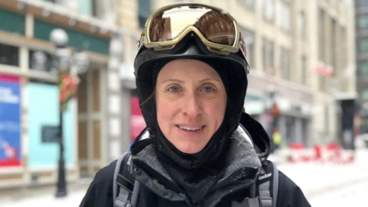 Une femme avec un casque de ski.