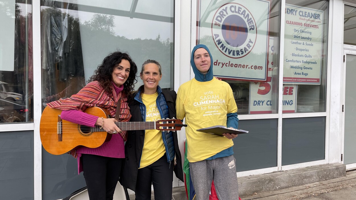 Sarah Climenhaga, son amie et son fils à l'extérieur d'une épicerie de Toronto.