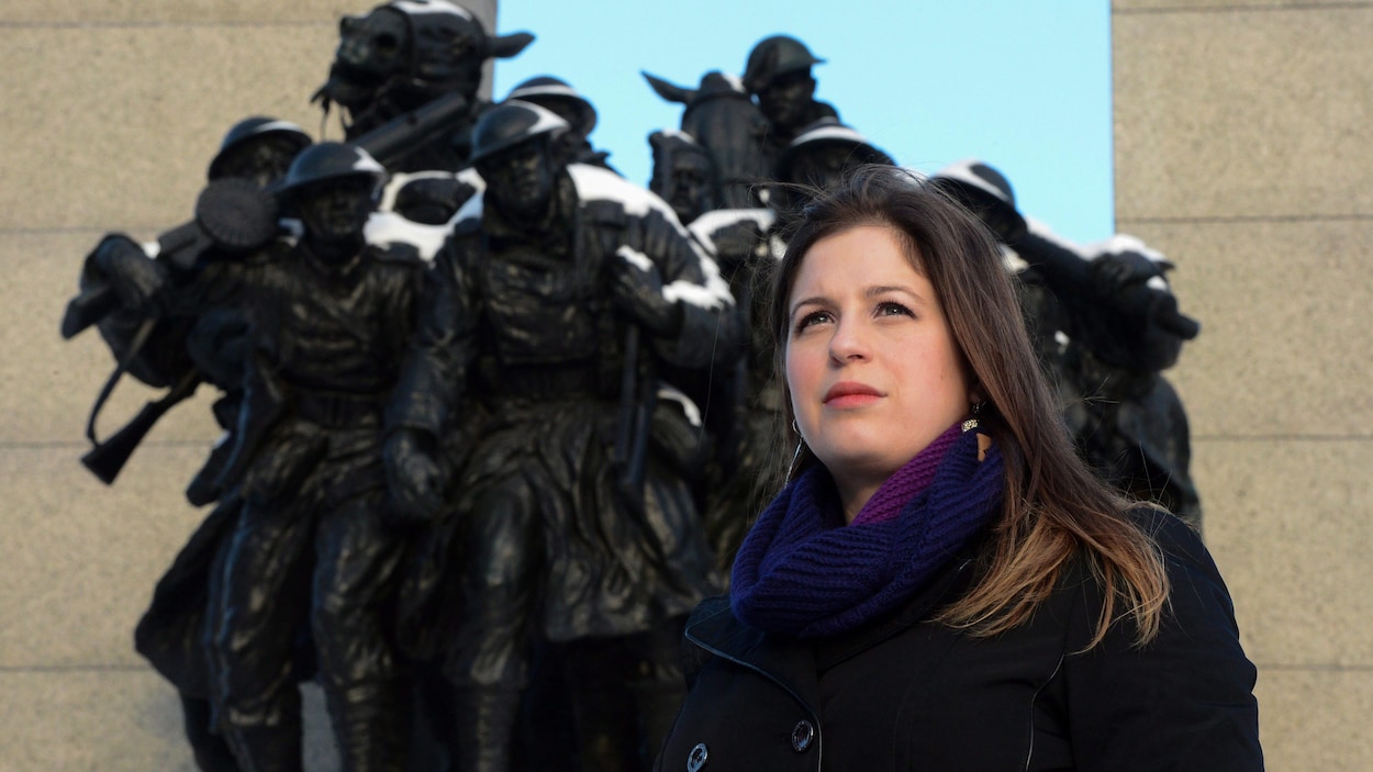 Sarah Lockyer, coordinatrice de l'identification des pertes militaires. Sarah Lockyer, coordinatrice de l'identification des pertes militaires.