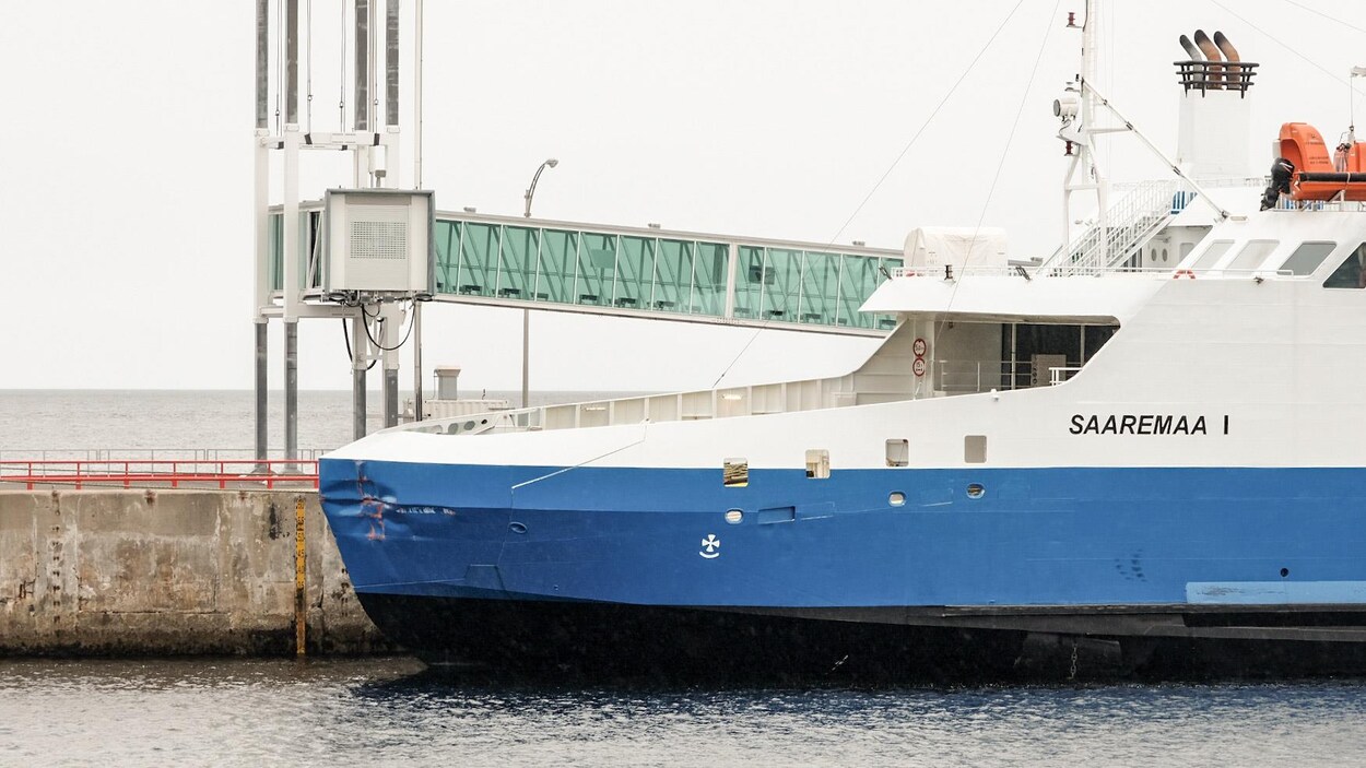 Le Sareemaa, au quai de Godbout. On voit le devant du bateau accidenté.