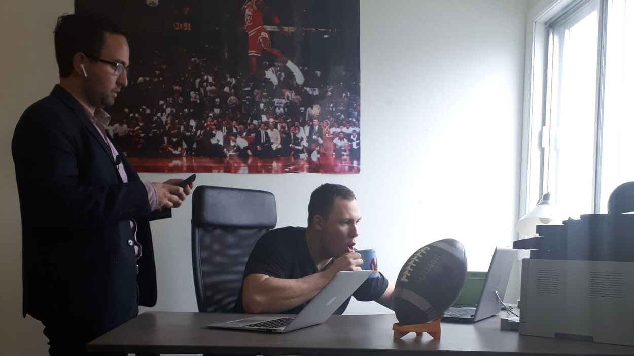 L'agent Sasha Ghavami et son client Mathieu Betts lors de la journée du repêchage de la NFL