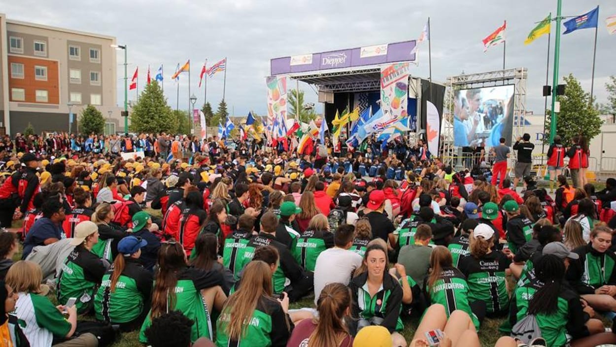 La délégation de la Saskatchewan se rassemble avec les autres délégations pour un spectacle aux Jeux de la franchophonie canadienne à Moncton-Dieppe.