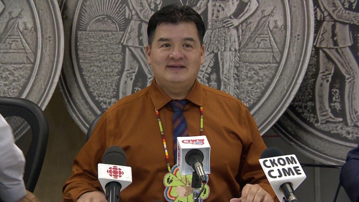 Le chef de la FSIN, Bobby Cameron, s'adresse aux médias lors d'un point de presse, mardi, à Saskatoon.