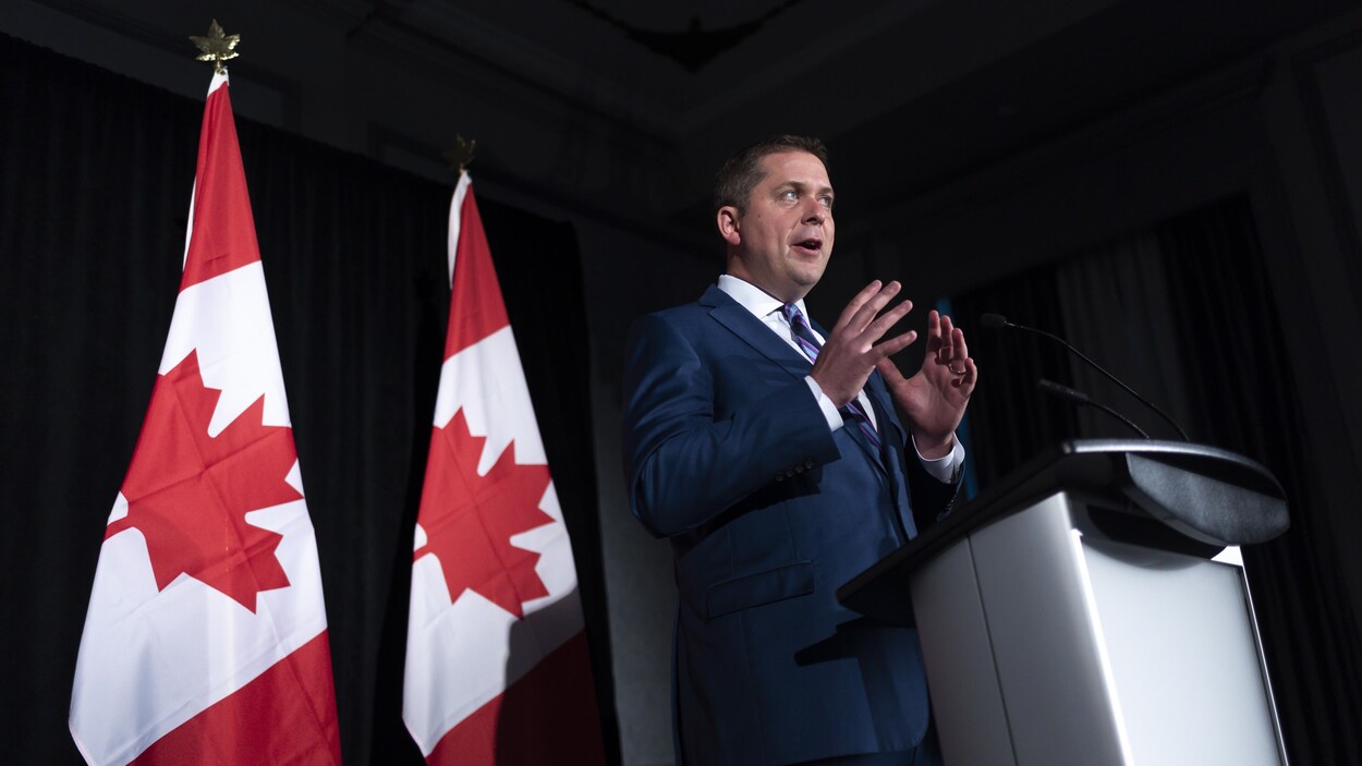 Andrew Scheer s'adresse à la foule lors d'une conférence de presse.
