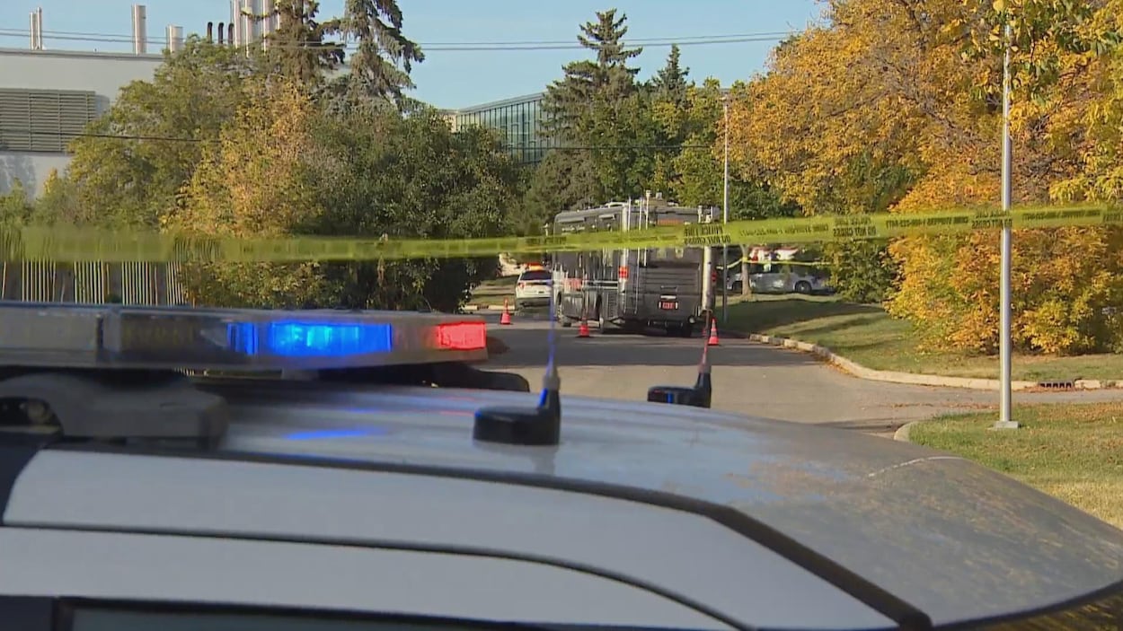 Des voitures de police forment un périmètre de sécurité sur le campus de l'Université de la Saskatchewan.