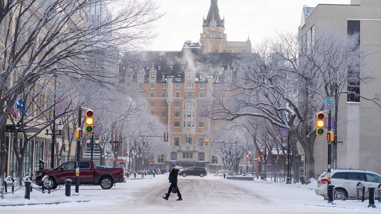 Le centre-ville de Saskatoon, en Saskatchewan, en hiver avec l'hôtel Bessborough au bout de la rue.
