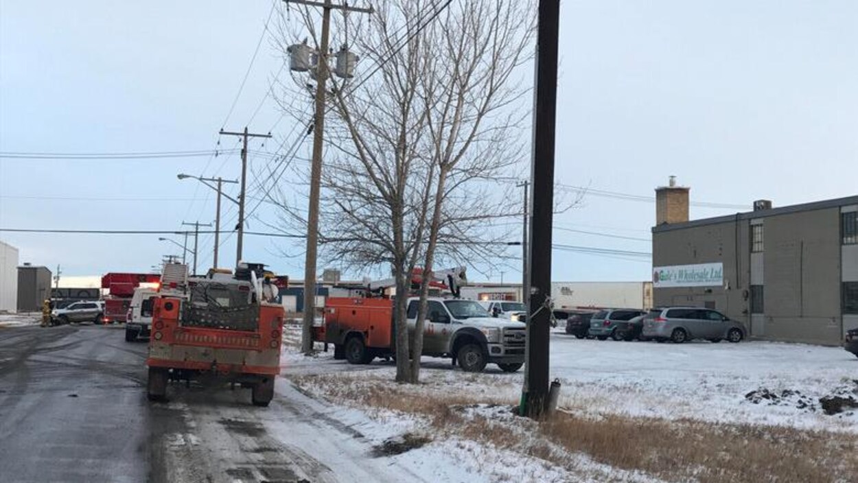 Des camions de techniciens de SaskEnergy dans une rue enneigée. Des camions de techniciens de SaskEnergy dans une rue enneigée.