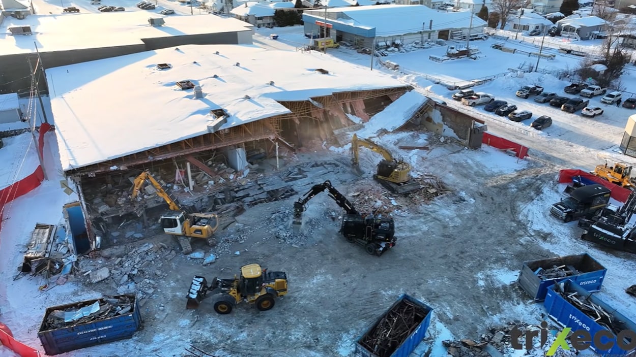 La démolition de l’ancien Sasseville meubles de Dolbeau-Mistassini est terminée