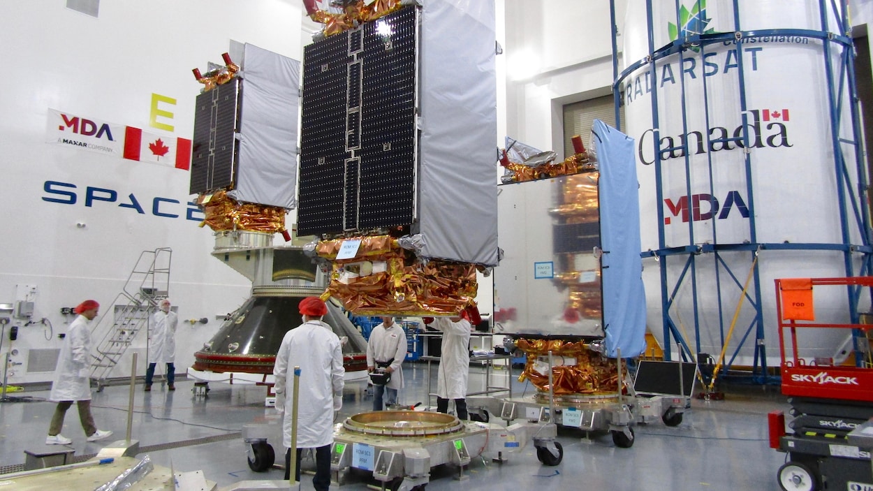 Des ingénieurs préparent les trois satellites de la mission de la Constellation RADARSAT aux à la base aérienne Vandenberg en vue de leur lancement.