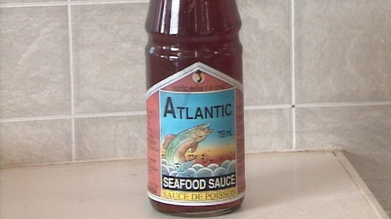 Une bouteille de sauce aux fruits de mer de marque Atlantic Seafood Sauce.